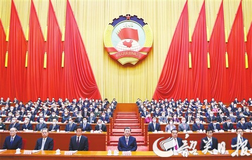 3月4日，中國(guó)人民政治協(xié)商會(huì)議第十三屆全國(guó)委員會(huì)第四次會(huì)議在北京人民大會(huì)堂開(kāi)幕。這是習(xí)近平、李克強(qiáng)、栗戰(zhàn)書(shū)、王滬寧、趙樂(lè)際、韓正、王岐山在主席臺(tái)就座，汪洋代表政協(xié)第十三屆全國(guó)委員會(huì)常務(wù)委員會(huì)向大會(huì)報(bào)告工作。 新華社記者 鞠鵬 攝