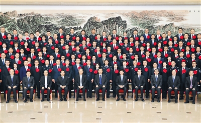 3月29日，黨和國家領(lǐng)導(dǎo)人習(xí)近平、王滬寧、趙樂際等在北京會見全國掃黑除惡專項斗爭總結(jié)表彰大會代表。  新華社記者 黃敬文 攝