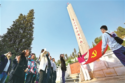 清明時(shí)節(jié)，云南省陸良縣紀(jì)委監(jiān)委組織機(jī)關(guān)黨員干部前往青山烈士陵園開(kāi)展“學(xué)黨史、祭英烈”清明祭掃活動(dòng)。在革命烈士紀(jì)念碑前，全體人員舉起右拳，面對(duì)鮮紅的黨旗，重溫入黨誓詞。王勇 攝