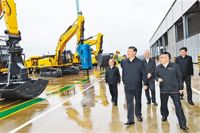 4月25日至27日，中共中央總書記、國家主席、中央軍委主席習(xí)近平在廣西考察。這是26日下午，習(xí)近平在廣西柳工集團(tuán)有限公司察看產(chǎn)品展示。  新華社記者 鞠鵬 攝