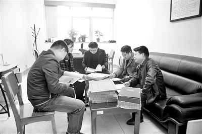 長沙市紀委紀檢監(jiān)察室工作人員在討論案情