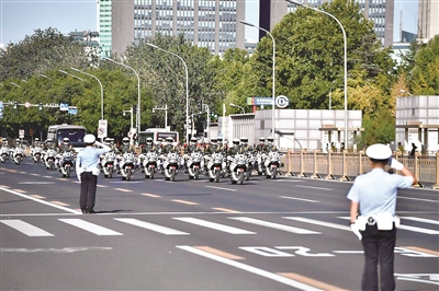 9月8日上午，國(guó)家勛章和國(guó)家榮譽(yù)稱號(hào)獲得者乘坐禮賓車(chē)從住地出發(fā)，在國(guó)賓護(hù)衛(wèi)隊(duì)的護(hù)衛(wèi)下，前往人民大會(huì)堂。全國(guó)抗擊新冠肺炎疫情表彰大會(huì)于9月8日上午10時(shí)在北京人民大會(huì)堂隆重舉行。新華社記者 陳益宸 攝