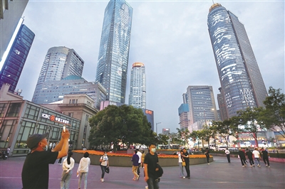 近日，江蘇南京新街口建筑亮燈緬懷袁隆平院士。（圖片來源：視覺中國）