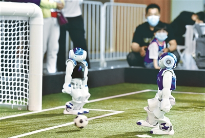 5月21日，2021RoboCup機(jī)器人世界杯中國(guó)賽暨亞太機(jī)器人世界杯天津國(guó)際邀請(qǐng)賽開(kāi)幕。圖為參賽機(jī)器人在足球比賽中射門(mén)。 新華社記者 趙子碩 攝
