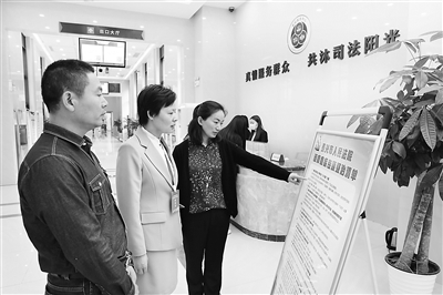 5月26日上午，江蘇省泰興市紀(jì)委監(jiān)委第五派駐紀(jì)檢監(jiān)察組走進(jìn)該市人民法院訴訟服務(wù)中心，詳細(xì)了解政法隊(duì)伍教育整頓、作風(fēng)建設(shè)等方面情況。戴磊 攝