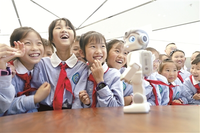 5月31日，重慶市北碚區(qū)云頂小學(xué)的孩子們?cè)谥貞c兩江機(jī)器人展示中心觀看機(jī)器人表演。新華社發(fā)
