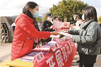 福建省紀檢監(jiān)察機關開展清風行動，對婚嫁陋習、天價彩禮等不良社會風氣進行治理。圖為該省建甌市紀檢監(jiān)察干部會同有關部門開展移風易俗宣傳活動。（建甌市紀委監(jiān)委供圖）
