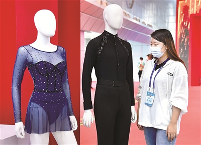 圖為北京科技周活動主場室內主題展區(qū)中展出的高性能多功能冬奧服裝服飾。 新華社記者 任超 攝