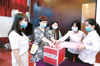 近日，四川省天府新區(qū)紀(jì)工委干部對轄區(qū)幼兒園學(xué)位搖號工作進(jìn)行現(xiàn)場監(jiān)督，確保公平公正、嚴(yán)肅認(rèn)真。劉雪靜 攝