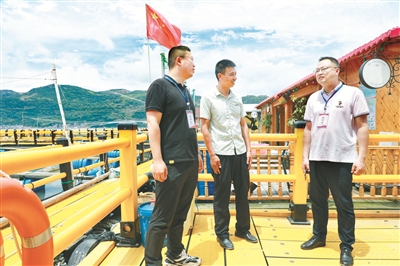 福建省福鼎市紀委監(jiān)委組成專項檢查組，深入食堂、農(nóng)家樂等場所嚴查“一桌餐”等違規(guī)吃喝問題，同時暢通渠道發(fā)動群眾參與監(jiān)督，嚴防由風及腐、由風變腐，著力鏟除滋生腐敗的溫床。圖為近日，檢查組在沙埕鎮(zhèn)某農(nóng)家樂走訪群眾，收集“四風”和腐敗問題線索。陳是 攝
