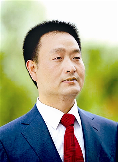 裴春亮,現(xiàn)任中共河南省第十屆委員會候補委員、河南省輝縣市裴寨社區(qū)黨總支書記、裴寨村黨支部書記。
