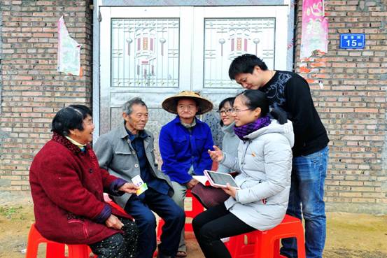 3.12月13日，福建省永泰縣盤谷鄉(xiāng)紀(jì)檢監(jiān)察干部在精準(zhǔn)脫貧戶陳金蓮（左一）家門口，利用福州市惠民資金網(wǎng)核查惠民資金的到戶情況