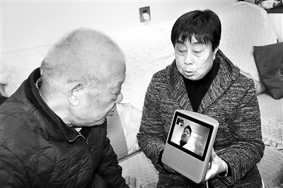 圖為陜西省西咸新區(qū)灃東新城芊域溪源社區(qū)老人通過智能機器人向醫(yī)生咨詢。 （西咸新區(qū)人社民政局供圖）