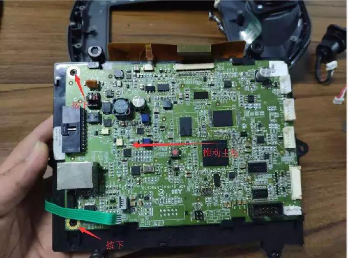 ABB機器人示教器維修拆解過程及更換步驟